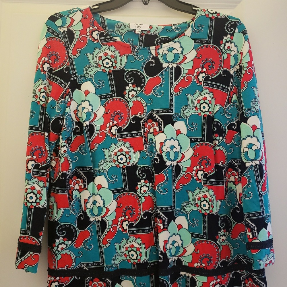 Crown and ivy long sleeve womens top. Large